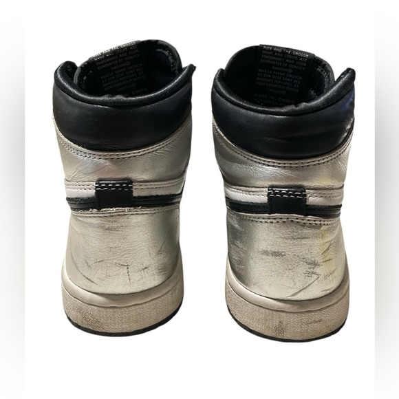 Nike Air Jordan RETRO 1 High-Top Sneakers - Picture 4 of 4